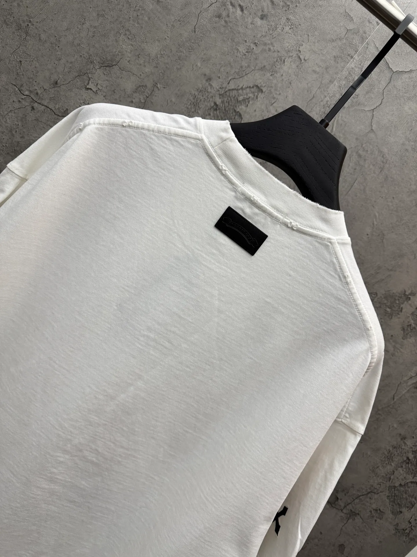 P240 top version, real shot without P, ​​different from market currency) 𝗖𝗵𝗿𝗼𝗺𝗲 𝗛𝗲𝗮𝗿𝘁𝘀/Cro Heart 2026 Spring New Original Single Counter American Color Thread Embroidery Couple Short Sleeves 👑The highest version! Customized fabric 320 grams, best-selling model at the counter, very comfortable to wear. Accessories: original molded and authenticated collar label ➕ 100% silk wash water label. Genuine purchase-grade original hangtag➕matching hanging rope➕3D hanging beads➕original packaging bag. Craftsmanship: The original version has consistent wiring! The highest version of the armhole matching technique! Color: White Black Size: S M L XL Style No.: 5211
